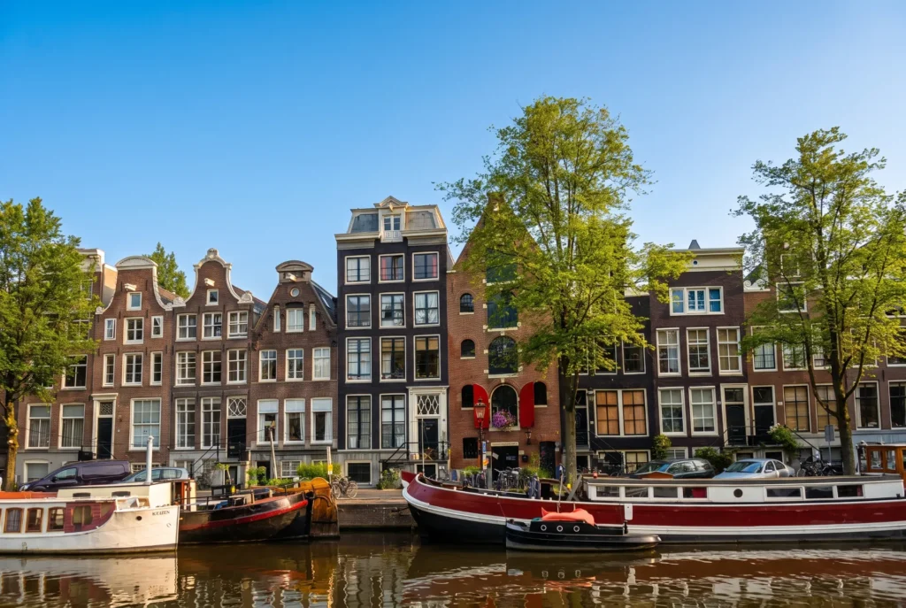 beautiful houses on the canal in amsterdam, travel guide for first time visitors to amsterdam