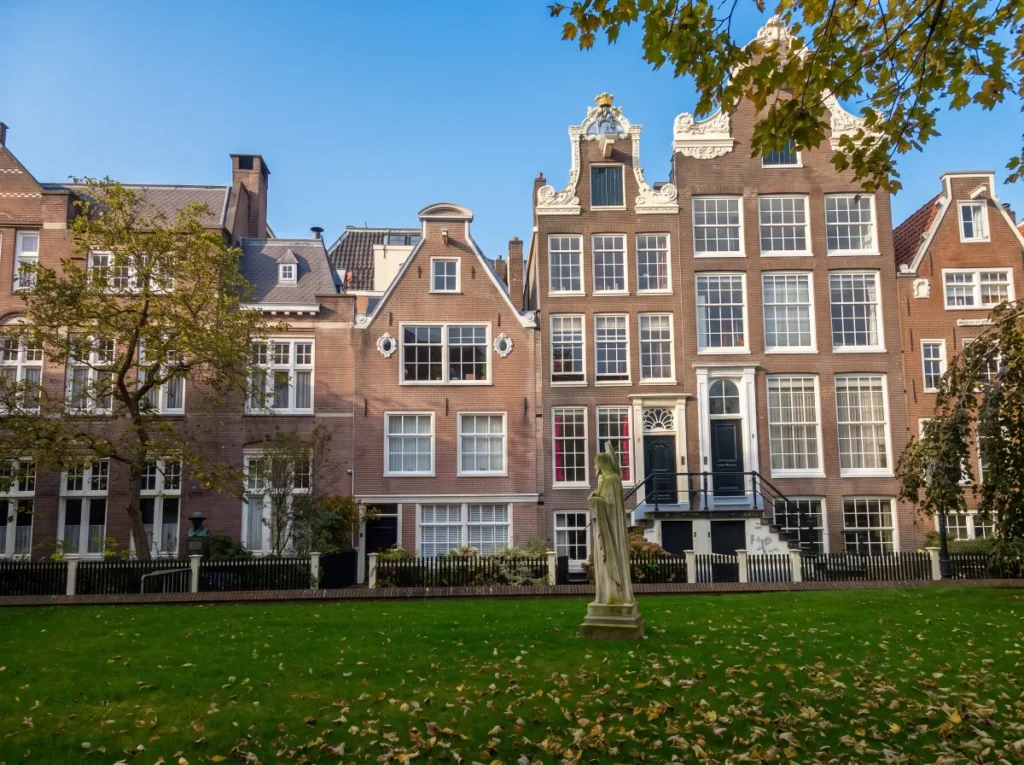 historic buildings in the peaceful couryard of Begijnhof, a hidden gem in Amsterdam