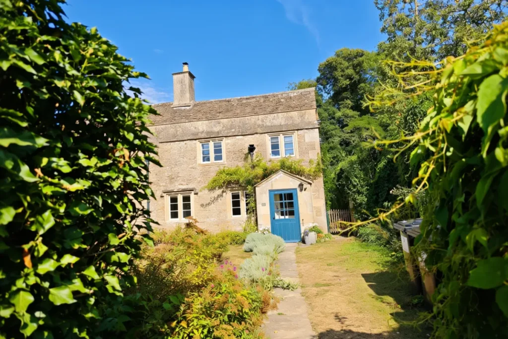 cozy thatched cottage used as Lily and James potter house in lacock